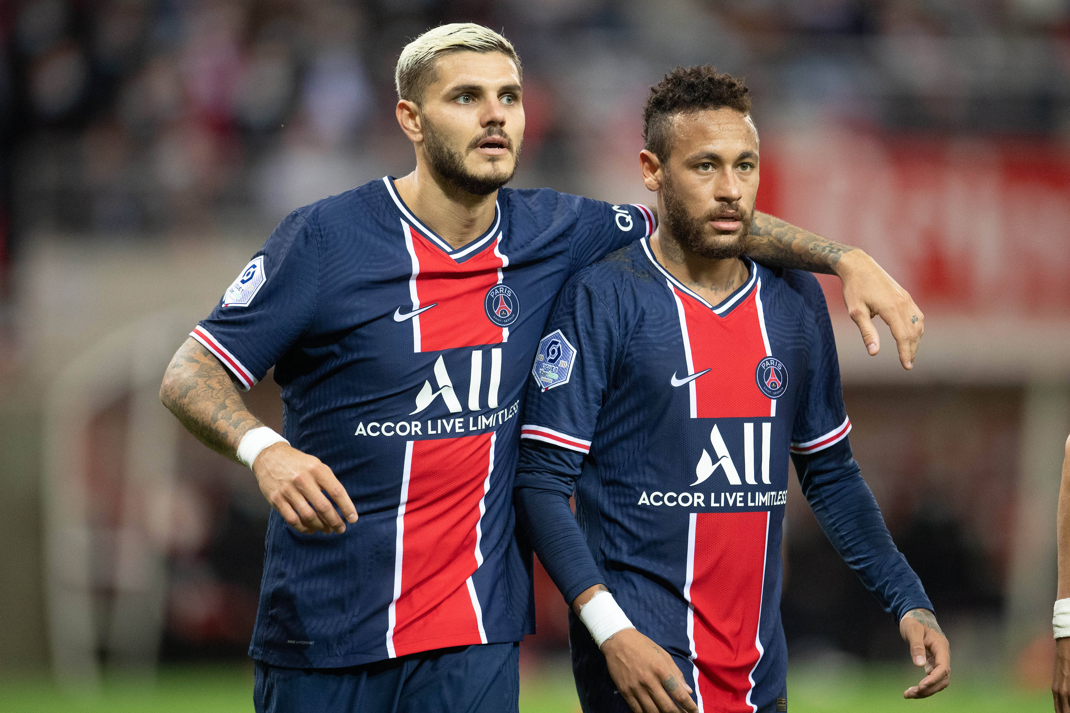 詹皇赛场怒瞪队友！连东契奇都难承受的表情，顿时惹争议