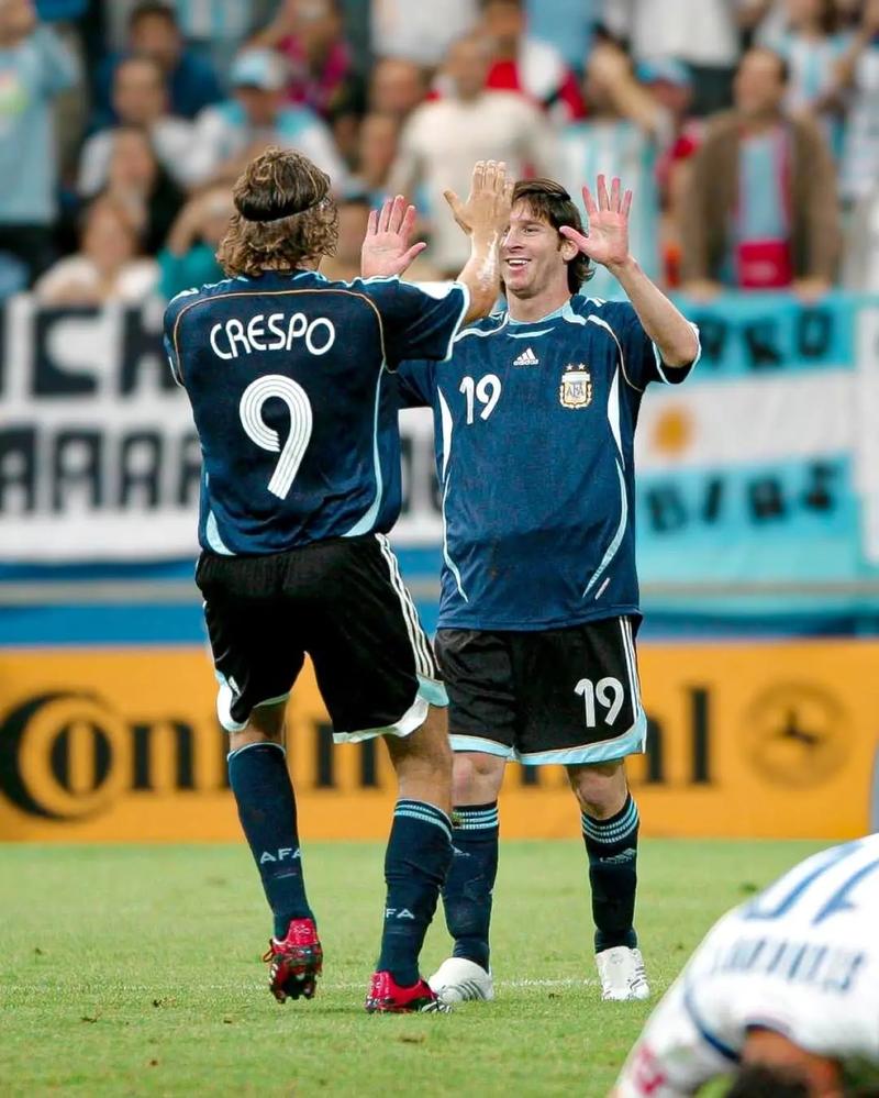 陕西：近百名选手冰上竞速 助力冰雪运动“热”起来